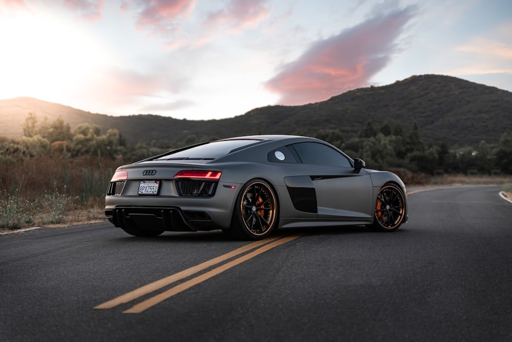 Audi R8 V10 cinza em estrada de serra