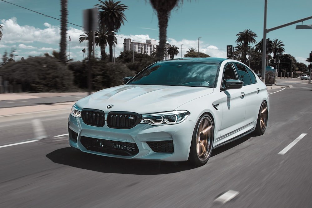 BMW M5 branca em movimento na avenida