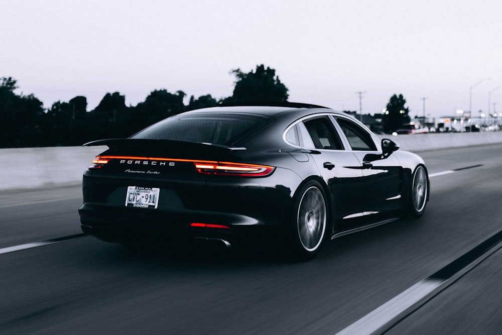 Porsche Panamera Turbo preta na estrada