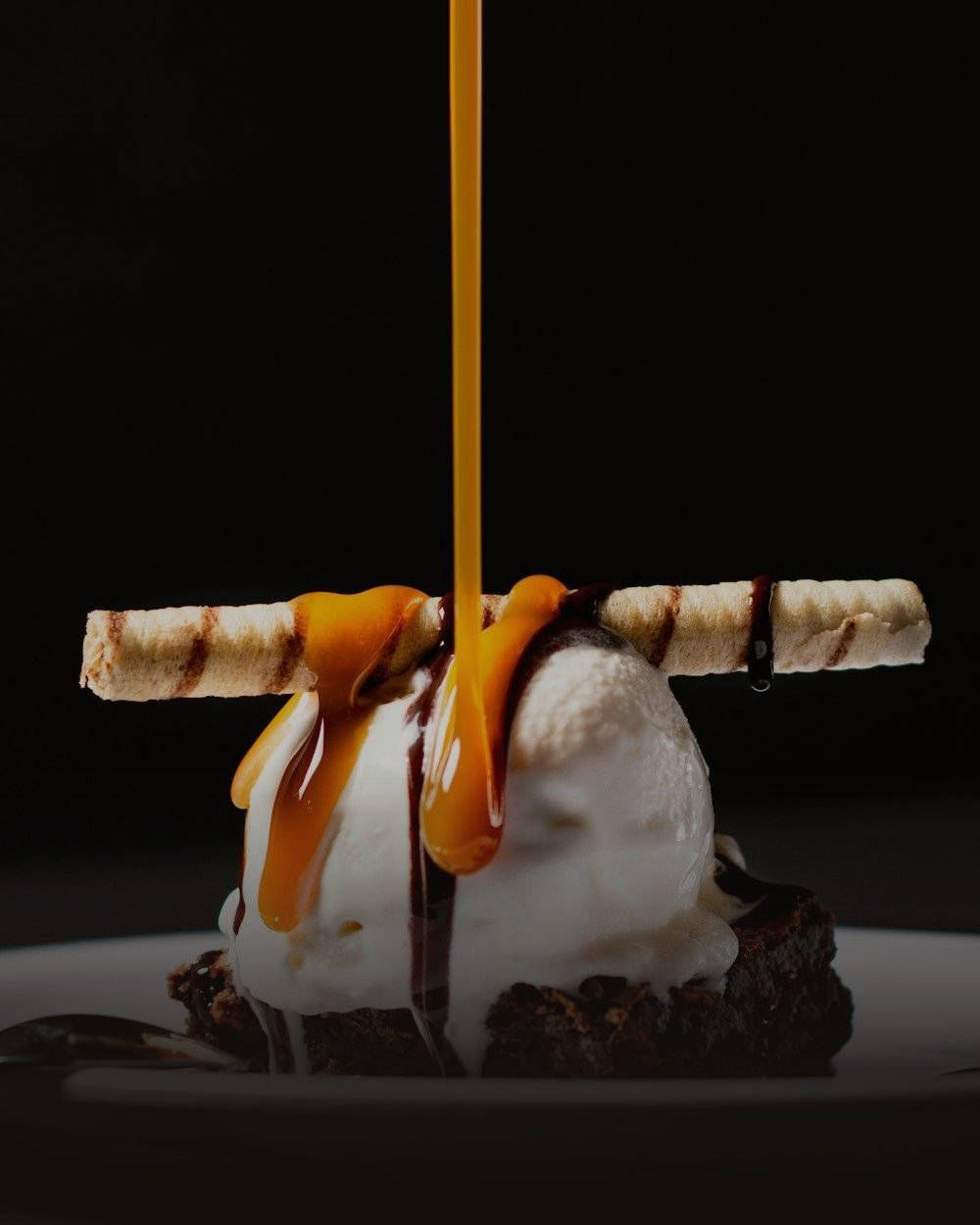 Sobremesa com calda de caramelo escorrendo