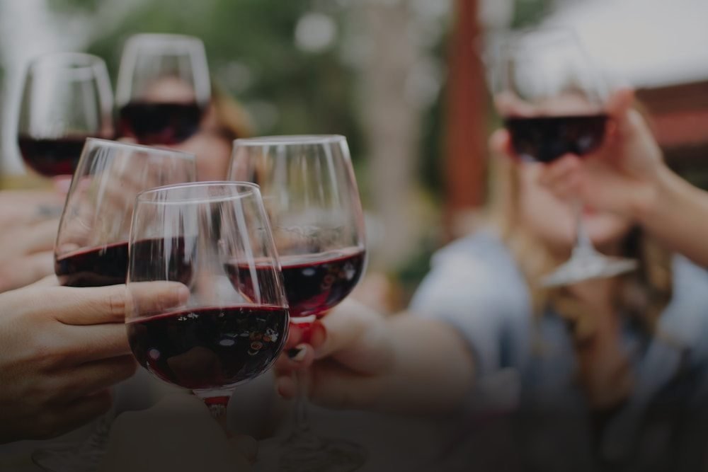Duas taças de vinho tinto no balcão