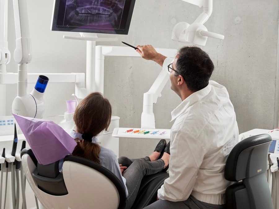 Dentista mostrando radiografia à paciente