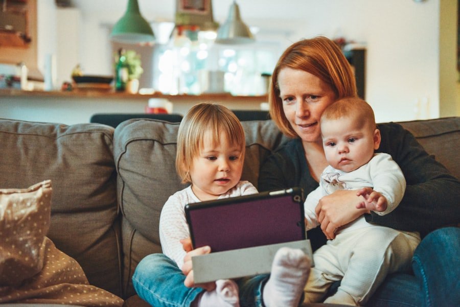 Mãe com os filhos pequenos no sofá